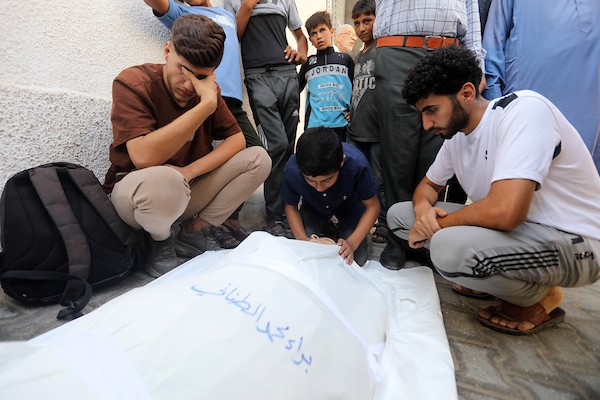فلسطينيون يشاركون في جنازة ثلاثة شهداء داخل مستشفى الشفاء بمدينة غزة، بعد استشهادهم في غارة جوية إسرائيلية على مخيم جباليا شمال قطاع غزة، 26 أغسطس/آب 2026. تصوير: بلال أسامة.