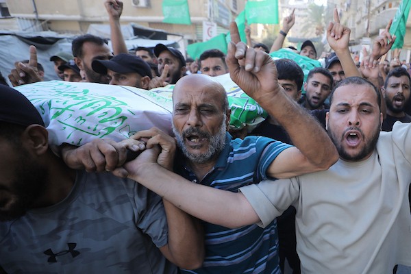 فلسطينيون يشاركون في جنازة صبحي سامي شحتوت، 30 عامًا، من سكان مخيم النصيرات، بعد استشهاده في غارة إسرائيلية أثناء قيادته دراجة نارية، 19 أغسطس/آب 2026.صورة: حسن الجدي