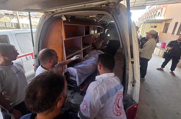 نقل مسعفون فلسطينيون جثمان عزام رفعت العبادلة إلى مجمع ناصر الطبي بعد استشهاده إثر قصف طائرة إسرائيلية لخيمة في منطقة المواصي بخان يونس، جنوب قطاع غزة، في 27 أغسطس/آب 2026. (صورة: طارق محمد)
