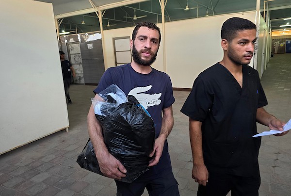 وصل أسرى فلسطينيون مُفرج عنهم من السجون الإسرائيلية إلى مجمع ناصر الطبي في خان يونس، جنوب قطاع غزة، في 16 أغسطس/آب 2026. (صورة: طارق محمد)