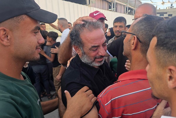 وصل أسرى فلسطينيون مُفرج عنهم من السجون الإسرائيلية إلى مستشفى ناصر في خان يونس، جنوب قطاع غزة، عبر معبر كرم أبو سالم، برفقة اللجنة الدولية للصليب الأحمر، لإجراء فحوصات طبية في 30 أغسطس/آب 2026. (صورة: طارق محمد)