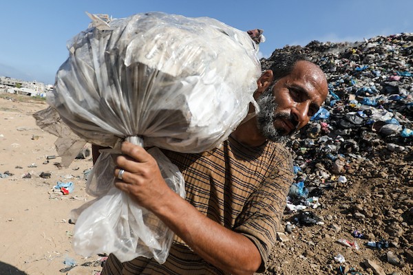 الفلسطيني محمد الطرابيش يبحث في مكب للنفايات عن مواد قابلة للاشتعال لاستخدامها في الطهي بمخيم البريج وسط قطاع غزة، في 26 أغسطس/آب 2026، بعد نزوحه من بيت حانون وفي ظل النقص الحاد في غاز الطهي. تصوير: معز صالحي.