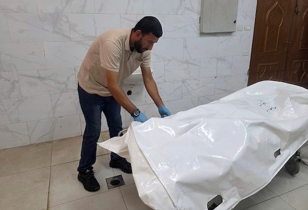 ينعى الفلسطينيون جثمان الطفل سهيل أبو شلوف في مشرحة مجمع ناصر الطبي بعد استشهاده في غارة جوية إسرائيلية أثناء جمعه الحطب في منطقة المواصي بخان يونس، جنوب قطاع غزة، في 16 أغسطس/آب 2026. (صورة: طارق محمد)