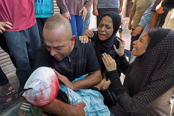 فلسطينيون يودّعون جثماني الطفل تيم حمدان (3 أعوام) والشاب حسام نصير في مستشفى شهداء الأقصى، عقب قصف إسرائيلي على دير البلح وسط قطاع غزة، 30 أغسطس/آب 2026. (تصوير: أحمد إبراهيم)