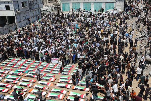 فلسطينيون يشيّعون في مدينة غزة، في 4 أغسطس/آب 2026، جثامين ورفات 112 شخصاً من عائلتي الحساينة وأبو شريعة، انتشلتها طواقم الدفاع المدني من تحت أنقاض منازلهم في حي الصبرة، بعد بقائها مدفونة منذ غارة إسرائيلية استهدفت المنطقة في نوفمبر/تشرين الثاني 2023.