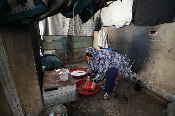 نازحون فلسطينيون داخل مدرسة تحولت إلى مأوى في مخيم النصيرات وسط قطاع غزة، 17 أغسطس/آب 2026. تصوير: حسن الجدي
