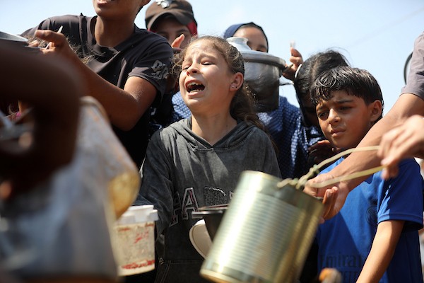في 22 أغسطس/آب 2026، تلقى فلسطينيون وجبات طعام مطبوخة مجانية في مخيم للنازحين بمنطقة جباليا شمال قطاع غزة. (صورة: بلال أسامة)