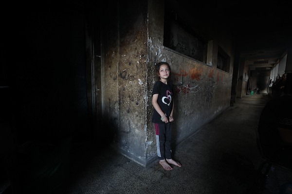 نازحون فلسطينيون داخل مدرسة تحولت إلى مأوى في مخيم النصيرات وسط قطاع غزة، 17 أغسطس/آب 2026. تصوير: حسن الجدي