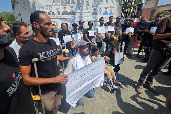 مرضى وجرحى فلسطينيون يشاركون في اعتصام مفتوح داخل مجمع ناصر الطبي في خان يونس، جنوب قطاع غزة، في 16 آب/أغسطس 2026، مطالبين بفتح المعابر والسماح لهم بالسفر لتلقي العلاج خارج القطاع.(صورة: طارق محمد)