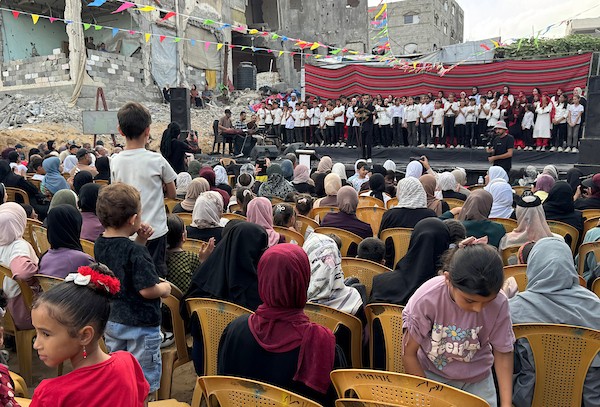 أطفال فلسطينيون يقدمون عروضاً فنية خلال حفل تخرج نحو 200 فتى وفتاة من مخيم الحرية الصيفي في مدينة غزة، في 16 آب/أغسطس 2026. (تصوير: ميكائيل بهار)