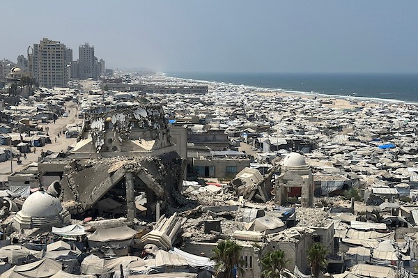 خيام النازحين تمتد على شاطئ مدينة غزة، حيث لجأت آلاف العائلات إلى الساحل بحثًا عن مأوى، وسط ظروف إنسانية قاسية تفاقمها موجات الحر، 15 أغسطس/آب 2026. تصوير: هادي داود.