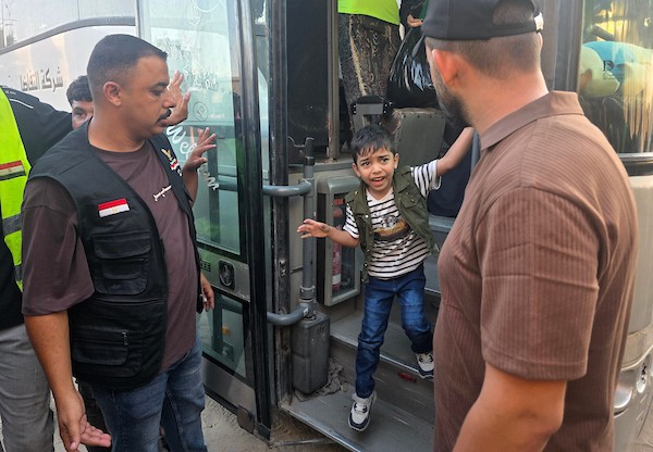مرضى ومرافقوهم يصلون إلى مجمع ناصر الطبي في خان يونس بعد عودتهم من الأردن إثر انتهاء علاجهم، ضمن مجموعة تضم 63 مريضًا ومرافقًا، 26 أغسطس/آب 2026. تصوير: طارق محمد.