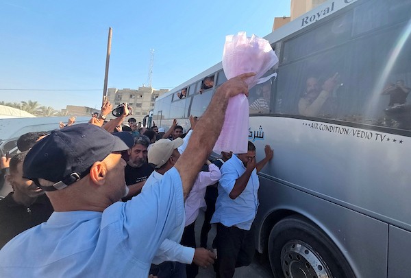مرضى فلسطينيون ومرافقوهم لدى وصولهم إلى مجمع ناصر الطبي في خان يونس، جنوب قطاع غزة، في 10 أغسطس/آب 2026، بعد عودتهم من الضفة الغربية عبر معبر كرم أبو سالم إثر أشهر من تعذر الوصول إلى غزة بسبب الحرب وإغلاق المعابر. (صورة: طارق محمد)