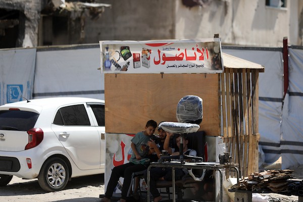 يحاول نازحون مواصلة حياتهم اليومية بالقرب من منازلهم المدمرة في حي الزيتون بمدينة غزة، في 23 أغسطس/آب 2026. (صورة: بلال أسامة)
