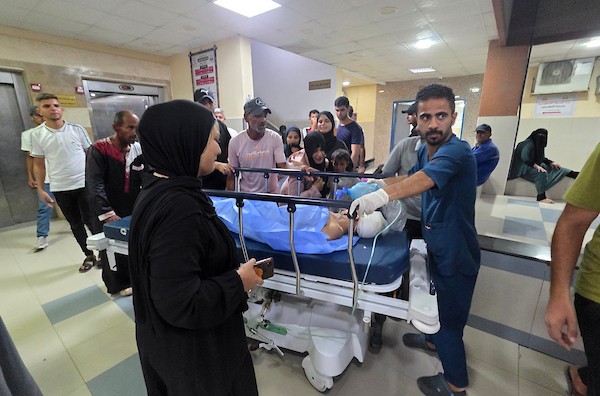 الطفل محمد أمير شعث يتلقى العلاج في مجمع ناصر الطبي بعد إصابته بجروح خطيرة في الرأس والقدم أثناء عودته إلى منزل عائلته في خان يونس، جنوب قطاع غزة.(صورة: طارق محمد)
