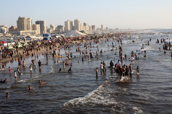 فلسطينيون يستحمون في مياه البحر الأبيض المتوسط على شاطئ مدينة غزة، وسط استمرار المخاوف من تجدد القتال وتعثر ترتيبات مرحلة ما بعد الحرب، 31 يوليو/تموز 2026. تصوير: محمد صالحة.
