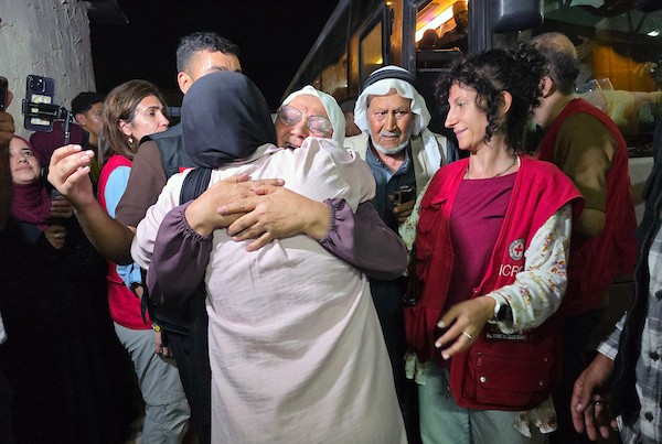 وصل مرضى فلسطينيون ومرافقوهم وعمال عائدون من الضفة الغربية إلى مجمع ناصر الطبي في خان يونس، جنوب قطاع غزة، ليلة 25 أغسطس/آب 2026. (صورة: طارق محمد)