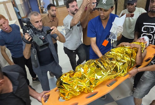 نقل مسعفون فلسطينيين جرحى إلى مجمع ناصر الطبي في خان يونس، جنوب قطاع غزة، في 16 أغسطس/آب 2026، بعد غارة جوية إسرائيلية استهدفت خيمة في منطقة المواصي.(صورة: طارق محمد)