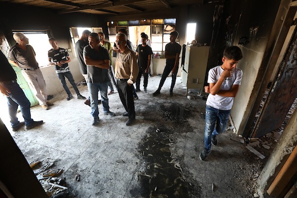 فلسطينيون يتفقدون منزلاً تضرر جراء حريق قال سكان إن مستوطنين أشعلوه في منطقة خلات الفرا بمدينة يطا، جنوب الخليل، 20 أغسطس/آب 2026. صورة: مأمون وزواز