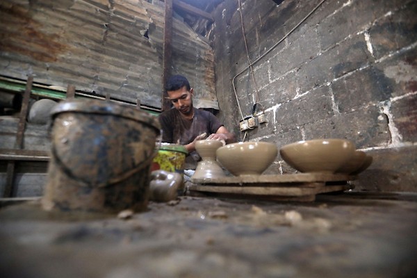عمال فلسطينيون يصنعون الفخار يدويًا داخل مصنع متضرر في منطقة النفاق بمدينة غزة، في 6 أغسطس/آب 2026، محافظين على حرفة توارثوها عبر الأجيال رغم الدمار ونقص الموارد والمعدات. تصوير: بلال أسامة