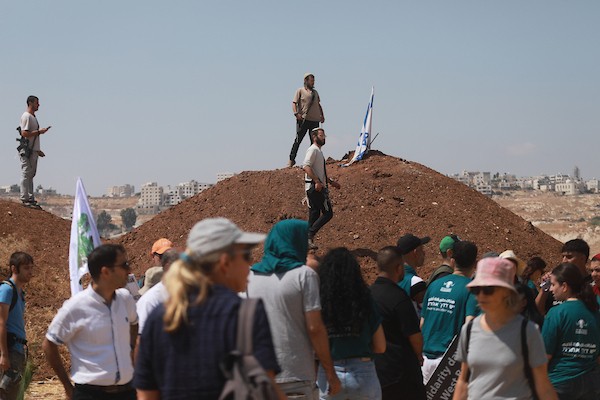 فلسطينيون ونشطاء دوليون خلال وقفة تضامنية مع أصحاب أراضٍ مهددة بالمصادرة في منطقة هراسا بمدينة بيت ساحور، في 14 أغسطس/آب 2026.(تصوير: مأمون وزواز)