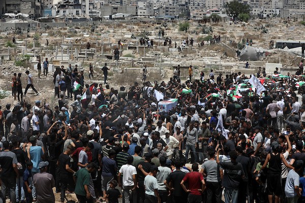 فلسطينيون يشيّعون في مدينة غزة، في 4 أغسطس/آب 2026، جثامين ورفات 112 شخصاً من عائلتي الحساينة وأبو شريعة، انتشلتها طواقم الدفاع المدني من تحت أنقاض منازلهم في حي الصبرة، بعد بقائها مدفونة منذ غارة إسرائيلية استهدفت المنطقة في نوفمبر/تشرين الثاني 2023.