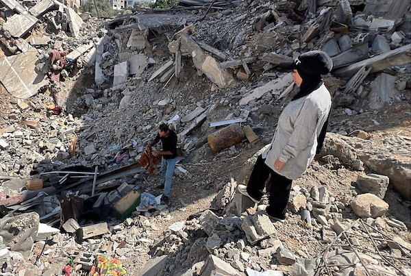 العروس الفلسطينية آية مطران تجلس على أنقاض منزلها المستقبلي في مخيم المغازي، وسط قطاع غزة، في 6 أغسطس/آب 2026، بعدما قالت إنه دُمّر في غارة جوية إسرائيلية قبل ساعات من موعد زفافها، ما أدى إلى فقدان مقتنياتها وتأجيل الحفل. تصوير: يوسف أبو وطفة