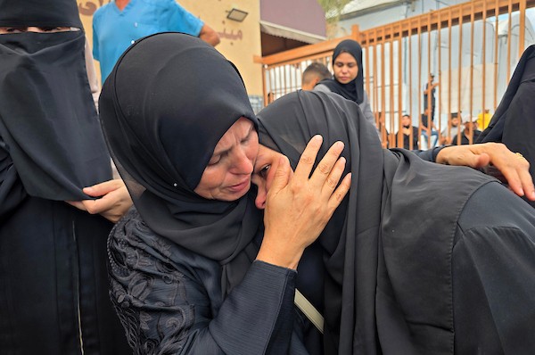 شُيّع جثمانا ياسر أبو الخير ومحمد نصر الدين في مجمع ناصر الطبي، بعد استشهادهما في غارة إسرائيلية غرب خان يونس، في 30 أغسطس/آب 2026. (صورة: طارق محمد)