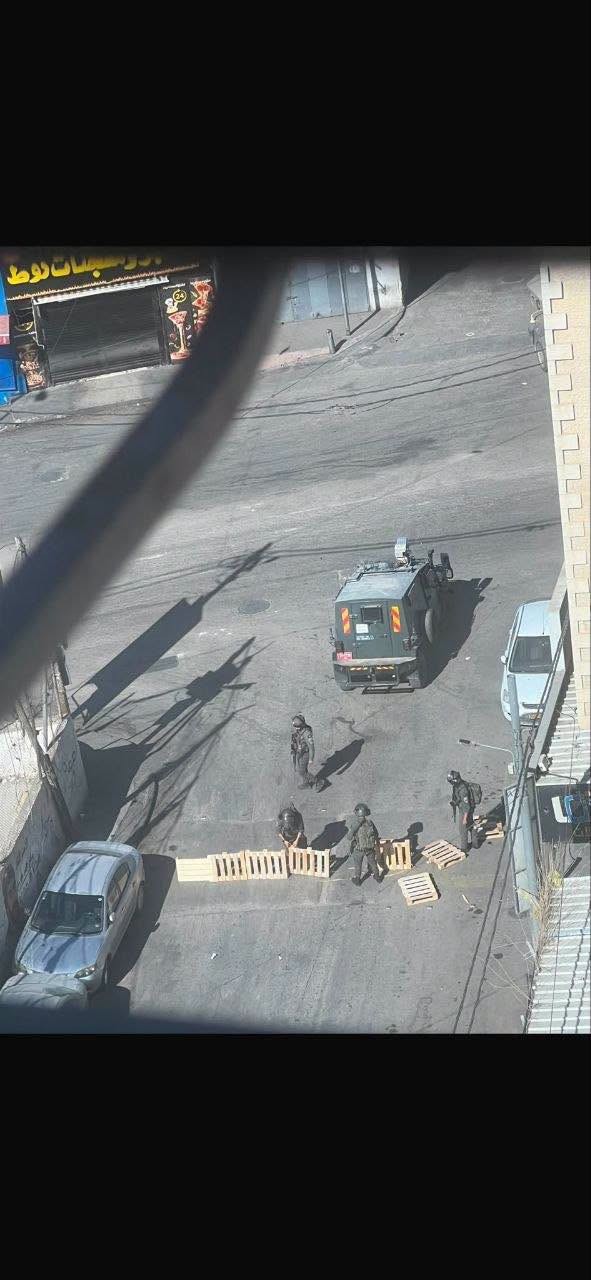 إغلاق قوات الاحتلال مدخل مخيم قلنديا شمال القدس.jpg