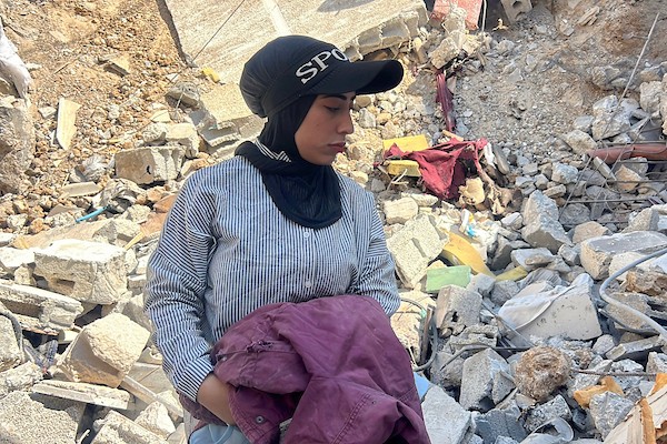 العروس الفلسطينية آية مطران تجلس على أنقاض منزلها المستقبلي في مخيم المغازي، وسط قطاع غزة، في 6 أغسطس/آب 2026، بعدما قالت إنه دُمّر في غارة جوية إسرائيلية قبل ساعات من موعد زفافها، ما أدى إلى فقدان مقتنياتها وتأجيل الحفل. تصوير: يوسف أبو وطفة