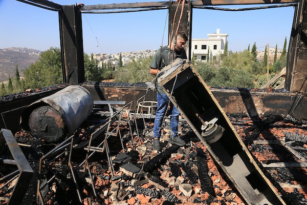 يتفقد فلسطينيون منزلاً أُضرمت فيه النيران عقب هجوم شنه مستوطنون إسرائيليون في قرية أوصرين، جنوب نابلس، في 23 أغسطس/آب 2026.(صورة: محمد ناصر)
