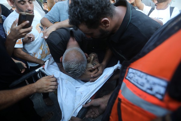 ودّع فلسطينيون جثامين ثلاثة أشخاص في مجمع الشفاء الطبي بمدينة غزة في 25 أغسطس/آب 2026، بعد استشهادهم في غارة إسرائيلية على مخيم جباليا (صورة: بلال أسامة)