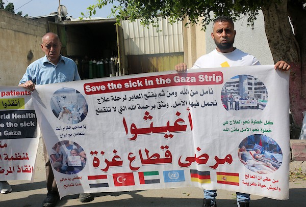 مرضى وجرحى فلسطينيون يشاركون في اعتصام مفتوح داخل مجمع ناصر الطبي في خان يونس، جنوب قطاع غزة، في 16 آب/أغسطس 2026، مطالبين بفتح المعابر والسماح لهم بالسفر لتلقي العلاج خارج القطاع.(صورة: طارق محمد)