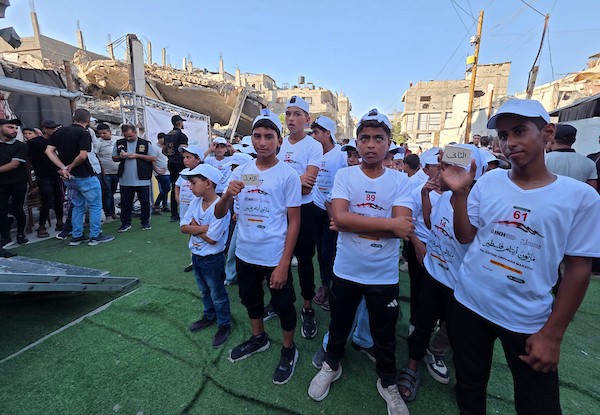 أطفال فلسطينيون يشاركون في ماراثون بين أنقاض حي الأمل في خان يونس، بالتزامن مع إطلاق مبادرة محلية لدعم الأيتام، جنوب قطاع غزة، 31 يوليو/تموز 2026. تصوير: طارق محمد.