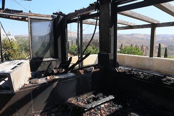 يتفقد فلسطينيون منزلاً أُضرمت فيه النيران عقب هجوم شنه مستوطنون إسرائيليون في قرية أوصرين، جنوب نابلس، في 23 أغسطس/آب 2026.(صورة: محمد ناصر)