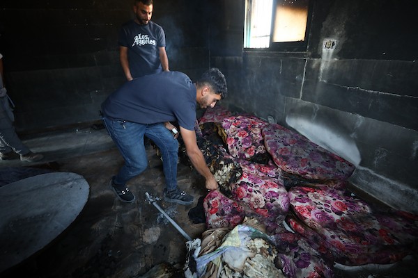 فلسطينيون يتفقدون منزلاً تضرر جراء حريق قال سكان إن مستوطنين أشعلوه في منطقة خلات الفرا بمدينة يطا، جنوب الخليل، 20 أغسطس/آب 2026. صورة: مأمون وزواز
