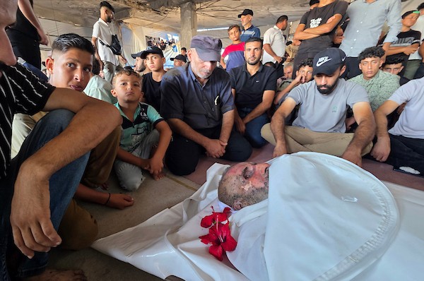 فلسطينيون يحضرون جنازة ثلاثة أشخاص في خان يونس، جنوب قطاع غزة، في 25 أغسطس/آب 2026. توفي اثنان منهم متأثرين بجراح أصيبا بها في غارات إسرائيلية سابقة، بينما استشهد الثالث في غارة إسرائيلية مساء اليوم السابق. تصوير: طارق محمد