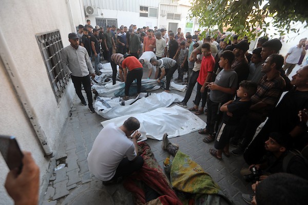 فلسطينيون يشيعون جثامين ستة أشخاص بينهم طفل في مستشفى الشفاء بمدينة غزة، في 18 أغسطس/آب 2026. تصوير: بلال أسامة