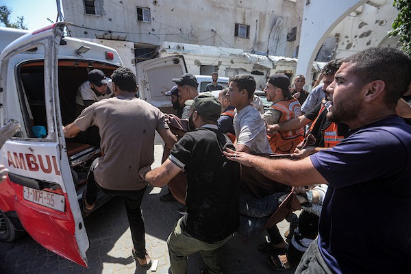 انتشل مسعفون ومتطوعون جثامين شهداء وجرحى من موقع غارة إسرائيلية استهدفت مقرًا للشرطة البلدية وسط غزة، 19 أغسطس/آب 2026،(صورة: بلال أسامة)