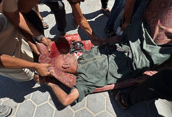فلسطينيون يودّعون جثماني الطفل تيم حمدان (3 أعوام) والشاب حسام نصير في مستشفى شهداء الأقصى، عقب قصف إسرائيلي على دير البلح وسط قطاع غزة، 30 أغسطس/آب 2026. (تصوير: أحمد إبراهيم)