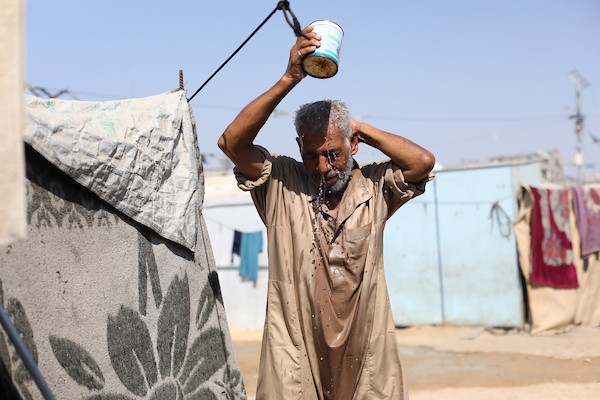 تعيش عائلات فلسطينية نازحة في خيام بمخيم النصيرات للاجئين وسط قطاع غزة، في 13 أغسطس/آب 2026. (صورة: حسن الجدي)