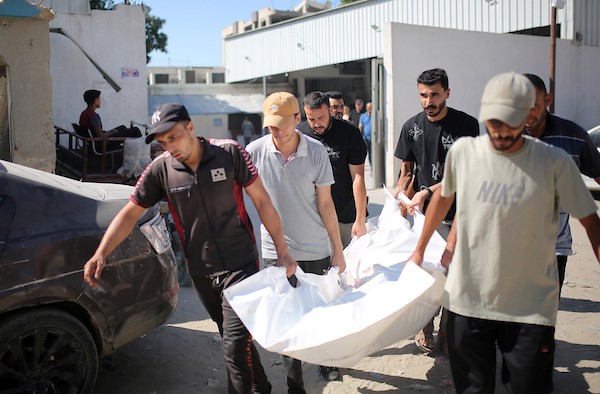 ودّع المشيّعون جثامين ثلاثة فلسطينيين استشهدوا في غارة إسرائيلية استهدفت سيارة مدنية في حي تل الهوى بمدينة غزة في 31 أغسطس/آب 2026. (صورة: محمد صالحة)