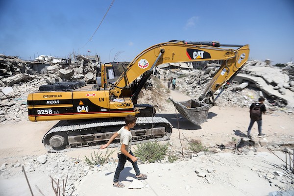 في 23 أغسطس/آب 2026، عمل عناصر الدفاع المدني الفلسطيني على انتشال جثث من تحت أنقاض منزل عائلة أبو شمالة في حي الزيتون، شرق مدينة غزة، (صورة: بلال أسامة)