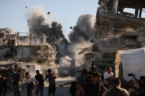 تجمع فلسطينيون في موقع غارة إسرائيلية استهدفت مبنى سكنياً في مخيم الشاطئ، غرب مدينة غزة، في 24 أغسطس/آب 2026. صورة من بلال أسامة