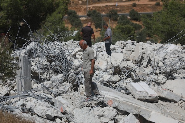 يتفقد فلسطينيون أنقاض منزل قيد الإنشاء هدمته القوات الإسرائيلية في قرية كرمة، جنوب مدينة دورا بالضفة، في 27 أغسطس/آب 2026.(صورة: مأمون وزواز)