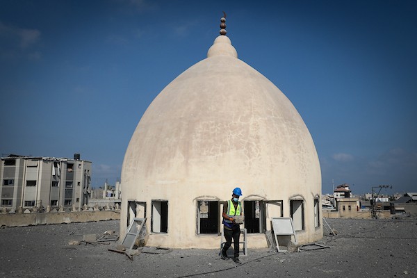 متطوعون من فريق حماة التراث يعملون على ترميم مسجد أبو سليم التاريخي في دير البلح وسط قطاع غزة، في 27 آب/أغسطس 2026. (تصوير: معز صالحي)