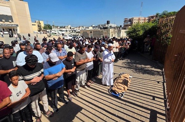 شُيّع جثمان جمال مرجان في خان يونس، جنوب قطاع غزة، في 25 أغسطس/آب 2026، بعد وفاته متأثراً بجراحه التي أصيب بها في غارة إسرائيلية على المدينة في اليوم السابق. (صورة: طارق محمد)