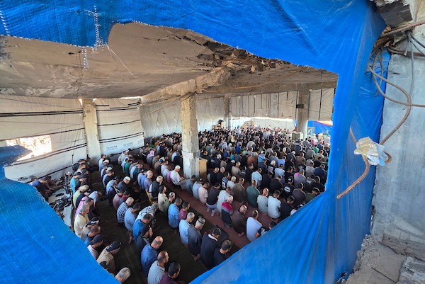 فلسطينيون يحضرون جنازة ثلاثة أشخاص في خان يونس، جنوب قطاع غزة، في 25 أغسطس/آب 2026. توفي اثنان منهم متأثرين بجراح أصيبا بها في غارات إسرائيلية سابقة، بينما استشهد الثالث في غارة إسرائيلية مساء اليوم السابق. تصوير: طارق محمد