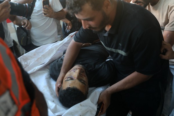 ودّع فلسطينيون جثامين ثلاثة أشخاص في مجمع الشفاء الطبي بمدينة غزة في 25 أغسطس/آب 2026، بعد استشهادهم في غارة إسرائيلية على مخيم جباليا (صورة: بلال أسامة)