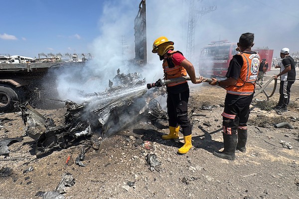 تجمّع فلسطينيون في موقع غارة إسرائيلية استهدفت بركسا قرب مفترق المغازي وسط قطاع غزة، في 23 أغسطس/آب 2026،(صورة: أحمد إبراهيم)